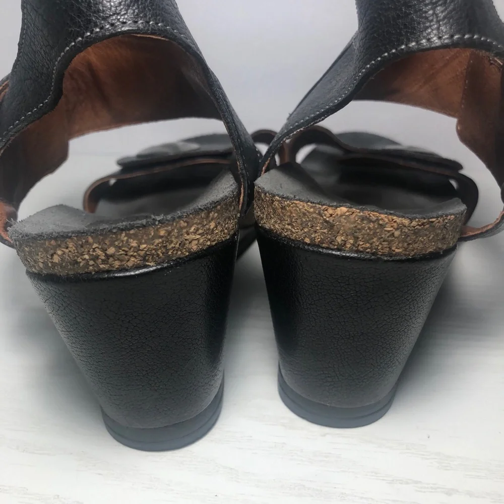 Taos Carousel 2 Button Wedge Leather Sandals shoes  Womens US 8/8.5